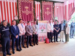 Desfibriladores en la Feria de Abril de Sevilla 2025, instalación estratégica de Almas Industries para cardioprotección en eventos multitudinarios.