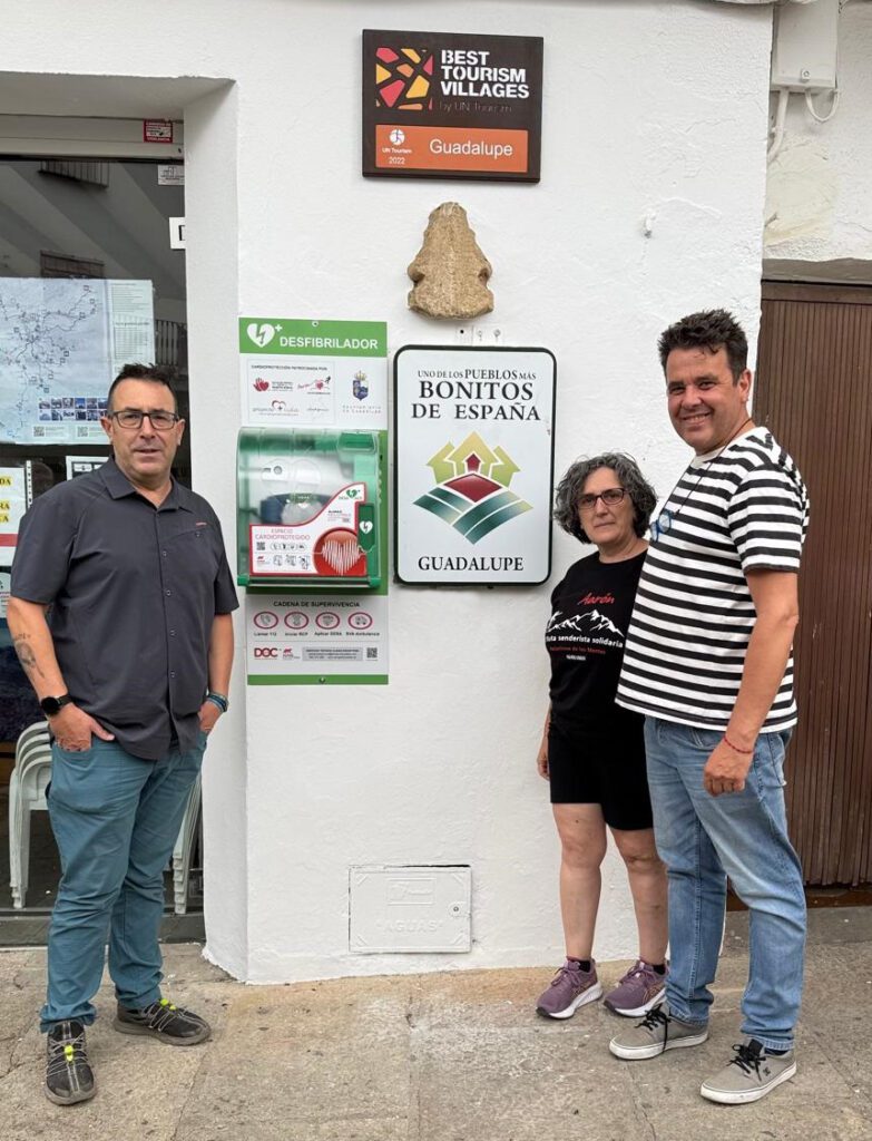 Desfibrilador externo semi-automático instalado en la fachada de la oficina de turismo de Guadalupe