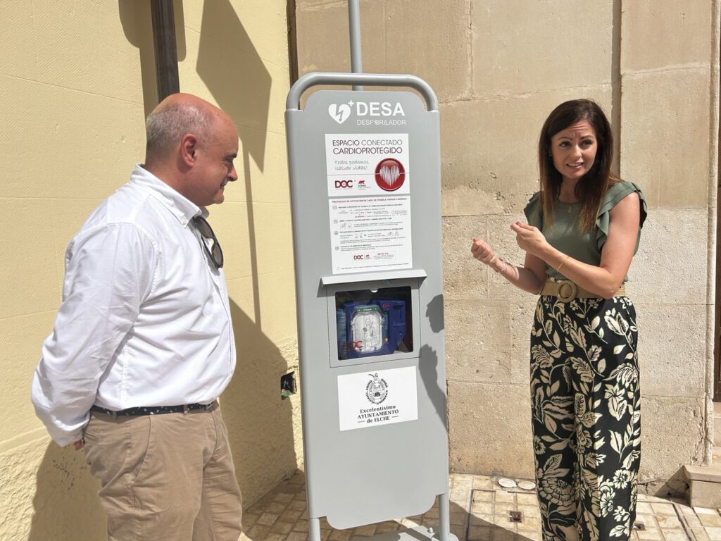 Tótem solar con desfibrilador semiautomático ubicado en una plaza de Elche