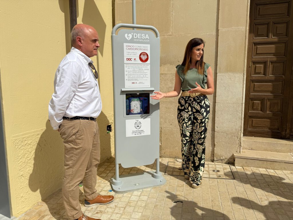 Tótem solar con desfibrilador semiautomático ubicado en una plaza de Elche, visible y accesible.