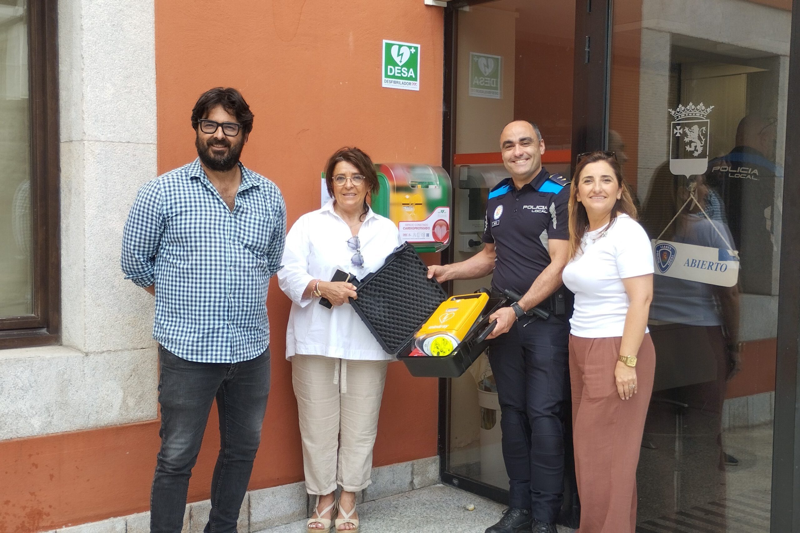 Desfibrilador instalado en el Ayuntamiento de Llanes junto a autoridades municipales