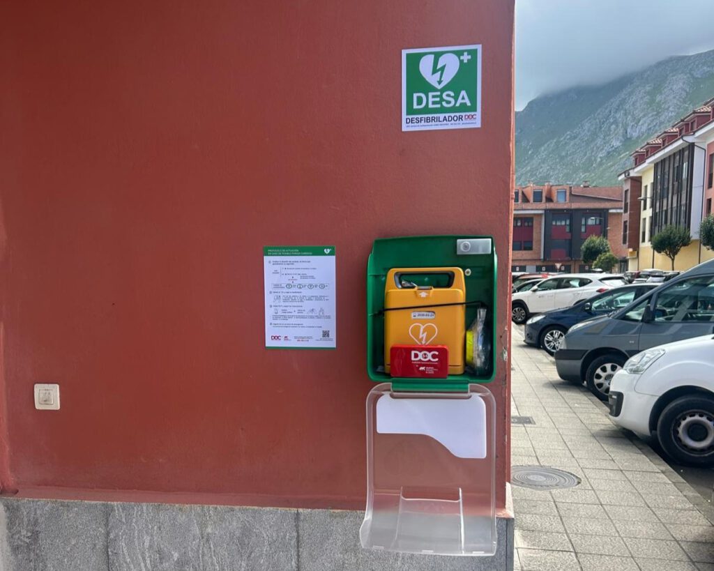 El Ayuntamiento de Llanes instala 7 desfibriladores accesibles las 24 horas