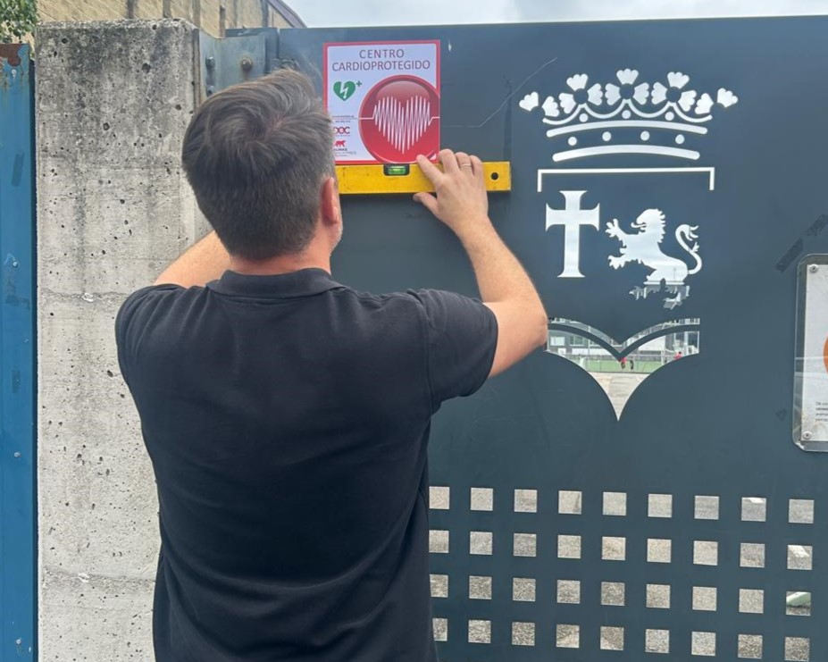 El Ayuntamiento de Llanes instala 7 desfibriladores accesibles las 24 horas