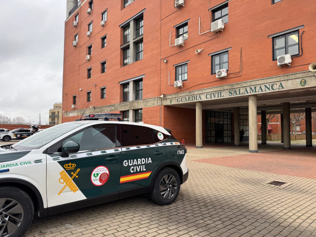 coches patrulla con desfibrilador